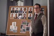 Finch (Michael Emerson) hat Reese in einem Apartmentblock einquartiert, da die Nummer des dortigen Hausmeisters von seiner Maschine ausgeworfen wurde. Ist dieser Täter oder Opfer?