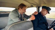 Wolfgang Berns (Max Riemelt, l.) hat den Fahrer Manfred (Moritz Fischer, r.) getötet.