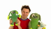 André und Knolle mit ihren Kuscheltieren