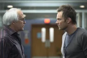 Weil Jeff (Joel McHale, r.) ihn nicht zum "Dungeons and Dragons" spielen eingeladen hat, schwört Pierce (Chevy Chase, l.) Rache ...