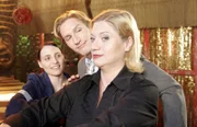 Sven (Matthias Gall, M.) verspricht Lotte (Susanne Szell, r.), dass er etwas gegen die verlängerten Arbeitszeiten, die der neue Designer Maurice Maria Ming angeordnet hat, zu unternehmen.