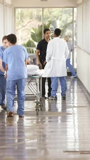 Eric (Adam Rodriguez, Mi.) begleitet Ryan (Jonathan Togo, lieg.), der Opfer eines Anschlags wurde, ins Krankenhaus. Eric (Adam Rodriguez, Mi.) begleitet Ryan (Jonathan Togo, lieg.), der Opfer eines Anschlags wurde, ins Krankenhaus.