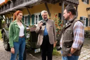 Die Kommissare Schubert (Sophia Schiller, l.) und Stadler (Dieter Fischer, M.) befragen den Gemüsebauern Franz Helmer (Maximilian Laprell, r.) zu seinem Alibi.
