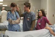 Da J.D. (Zach Braff, M.) und seine Freunde ja nun schon als vollwertige Ärzte zum festen Personal der Klinik gehören, werden ihnen ein paar Medizinstudenten als Assistenten anvertraut - genau solche, wie sie selbst vor nicht allzu langer Zeit noch waren. J.D. hat sich dabei mit der Ausbildung des Studenten Josh (D. J. Qualls, l.) zu befassen  ...