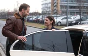 Dr. Maria Weber (Annett Renneberg) wird aus der Klinik entlassen und Dr. Kai Hoffmann (Julian Weigend) holt sie ab. Beide freuen sich sichtlich auf das Experiment des Zusammenwohnens.
