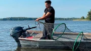 Der Mutschenhof im Spreewalddorf Lehde wird bereits in fünfter Generation von der Familie Kilka bewirtschaftet. Fischer Sander Fuhrmann auf dem Groß Schauener See in Brandenburg, der alles für den bevorstehenden Winter vorbereitet.