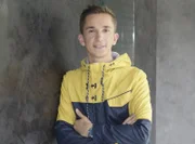 Eric Mayer, der "Stuntman des Wissens", taucht, springt, klettert und wenn es sein muss, aber wirklich nur dann, ja, dann singt er auch. So kombiniert er für "pur+" Wissen und Erleben auf einzigartige Weise. Wer "pur+" schaut, der weiß, wie sich Fakten anfühlen.