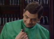 Mr. Bean spielt den Frisör..