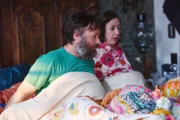 L-R: Phil Tandy Miller (Will Forte) und Carol Pilbasian (Kristen Schaal)