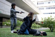 Bei ihrer Begegnung mit dem Straßenkriminellen Rami (Zakaria Ouassahi, l.) wird Petra (Paola Cortellesi, M.) von diesem bedroht, als sie versucht, ein anderes Mitglied von Ramis Jugendbande festzunehmen.