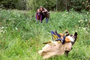 Sebastian und Valentina gehen auf Wolperdinger-Jagd. Von links: Valentina (Lilli Reulein), Sebastian Wildner (Herbert Ulrich) und Lansinger Wolperdinger.