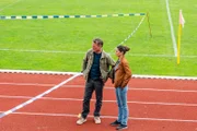 Matti Wagner (Pierre Besson, l.) berichtet Lilly Funke (Tatjana Kästel, r.) vom ermordeten Fußballspieler der Jugendmannschaft, die er trainiert.