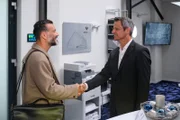 Benedikt (Jens Hajek, r.) nutzt eiskalt die Chance, Ringo bei Ferhat (Mehmet Kucak) auszubooten.