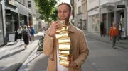 Moderator Leon Windscheid, Psychologe, während der Straßenumfrage zum Thema "Wie viel Geld ist dir genug?"