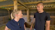 Beim Ausmisten im Stall hat Martin das sagen. Weihnachtsbaumerzeugerin Saskia kennt sich damit nicht aus.