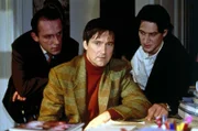 Der Klavierlehrer Thomas Hoffmann (Helmut Zierl, M.) wird von Kommissar Moser (Tobias Moretti, r.) und seinem Assistenten Stockinger (Karl Markovics, l.) verhört. Hoffmann wird verdächtigt, zwei seiner Klavierschülerinnen ermordet zu haben. Doch plötzlich kann er ein Alibi für die Tatzeit nachweisen ...