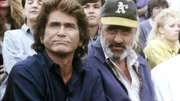 Ein unn&ouml;tiges OpferJonathan (Michael Landon) und Mark (Victor French) bei einem Baseballspiel.