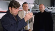 Am Flughafen ziehen (v.li.) Holländer (Stephan Schleep), Hellmann (Dirk Heinrichs) und Struck (Thomas Wüpper) ihren Deal durch...