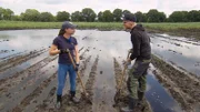 Andre und Sophie startet einen Wettbewerb im Wsssergraben graben.