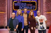 Moderator Kai Pflaume (M.) und seine Rateteam-Kapitäne Bernhard Hoëcker (l.) und Elton (r.) begrüßen in dieser Sendung die Schauspielerin Veronica Ferres (2.v.l.) und die Fernsehmoderatorin und Schauspielerin Palina Rojinski (2.v.r.).