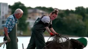 Der Mutschenhof im Spreewalddorf Lehde wird bereits in fünfter Generation von der Familie Kilka bewirtschaftet. Seit 2009 führt Sebastian Kilka den Hof mit viel Leidenschaft. Und auf dem Müggelsee liegt viel Arbeit vor Andreas Thamm und seiner Tochter Maria. Sie ist eine der jüngsten Fischerinnen überhaupt und die einzige in Berlin. Bald soll sie den Betrieb ganz übernehmen. - Maria und Andreas Tamm bei der Kontrolle der Reusen.