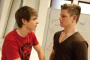 Moritz (Marvin Linke, li.) setzt sich ungewollt unter Druck, indem er vor einem Freund (Komparse) vorgibt, mit Sina ein reges Sexualleben zu haben.