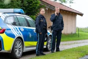 Polizeihauptmeister Mohr (Max Müller, r.) und seine Kollegin Pia Arnbruck (Katharina Plank, l.) ermitteln im Fall des unbekannten Autos.