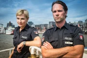 Nachdem ihnen ihr Dienstfahrzeug gestohlen wurde, werden Melanie (Sanna Englund) und Mattes (Matthias Schloo) von den Kollegen vom Wasserschutz zu ihrer Dienststelle zurückgebracht. Mattes kann die Bootsfahrt allerdings nicht genießen.
