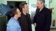 Semir und Tom wollen von Toms Vater Frankie wissen, was in seinem Lokal vor sich geht. Warum liegt ein Mann in seinem Keller, gefesselt und geknebelt?