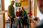 Jonas Fischer (Lukas Piloty, r.) und Matti Wagner (Pierre Besson, l.) finden in Anwesenheit von Hanna Blum (Sabine Osthoff, 2.v.r.) und Nina Smolarek (Lilia Herrmann, 2.v.l.) eine Box mit Bodybuilding-Substanzen im Zimmer des Mordopfers.