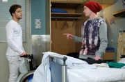 Der 16-jährige Dominik Lorenz (Jonah Rausch, rechts) ist von seiner Krebsbehandlung gezeichnet. In der Sachsenklinik soll er nun auf eine Knochenmarkstransplantation vorbereitet werden. Er macht Kris Haas (Jascha Rust, links) gleich eine klare Ansage: Er will weder in Watte gepackt, noch mit Mitleid übergossen werden. Kris wird sich alle Mühe geben, doch Dominiks Schicksal geht im sehr nah.