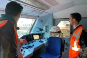 Modelleisenbahn-Experte Georg Hochbruck (l.) und Lokführer Philipp Klimke tauschen ihre Erfahrungen aus.