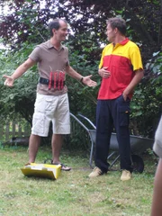 Die neue Diät von Christoph Maria Herbst (l.) und Christian Tramitz (r.): "Der irakische Bauch-weg-Gürtel"