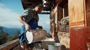 Christoph Mühlegger aus Brandenberg beim Graukäse machen.