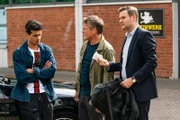Jonas Fischer (Lukas Piloty, r.) und Matti Wagner (Pierre Besson, M.) finden in der Sporttasche von Valon Zani (Ilyes Raoul, l.) Dopingmittel.