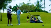 Lou (Chi McBride, l.) versucht, Steve (Alex O'Loughlin, 2.v.l.) das Golfspielen beizubringen, da die beiden bei einem Golf-Turnier für den guten Zweck teilnehmen und sich nicht blamieren wollen ...