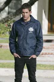 Bei einer Schießerei wurden der Nachbarschaftswächter Bill French und der 7-jährige Jason Morley erschossen. Greg Sanders (Eric Szmanda) und die Kollegen des CSI beginnen am Tatort mit ihren Ermittlungen.