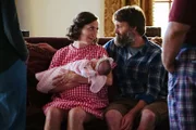 L-R: Carol Pilbasian (Kristen Schaal) und Phil Tandy Miller (Will Forte)