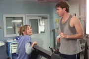 Elliott (Sarah Chalke, l.) macht ihrem neuen Patienten Sean (Scott Foley, r.) Avancen, doch dieser ist so sehr mit seinen Neurosen beschäftigt, dass er sie gar nicht bemerkt ...
