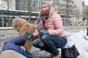 Sina Blasczik (Caroline Maria Frier) wollte sich eigentlich mit einem Blind Date treffen, doch er ist nicht erschienen. Statt dessen kommt ein Hund auf sie zugelaufen und das Herrchen, welches das Tier davon abhalten wollte (Bernhard Conrad), bricht neben Sina zusammen.