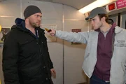 Erik (Patrick Heinrich, l.) hat sich selbst in Gefahr gebracht und wird in der U-Bahn von Anton Schick (Oskar von Schönfels) bedroht.
