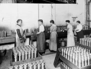 British Columbia war historisch gesehen eine Region mit rohstoffbasierten Industrien, die manuelle Arbeitskräfte erforderte.