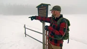 Jens Habich organisiert geführte Touren mit seinen Malamut-Schlittenhunden und kann dabei auch immer sehr spannende Informationen zum Harz, seiner Geschichte und Kultur weitergeben. Hier: Zwischenstopp am Oberharzer Wasserregal, dem UNESCO Weltkulturerbe.