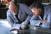 Dr. Robbins (Robert David Hall, li.) und Grissom (William Petersen) untersuchen den abgetrennten Finger, der anscheinend von der Entführten stammt und ihnen von Catherine zugespielt werden konnte.