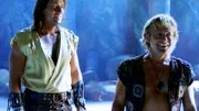 Hercules (Kevin Sorbo li.) und Iolaus II (Michael Hurst) stehen dem Herrn des Lichts gegenüber. Dieser hat eine erfreuliche Nachricht für Iolaus.