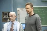 Dekan Pelton (Jim Rash, l.) ist Jeffs (Joel McHale, r.) Täuschung auf der Spur und versucht, mehr über den ominösen Professor Professorson zu erfahren, der angeblich an der Abendschule einen Kurs zum Thema Verschwörung abhält ...