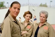 Walter (Katy Karrenbauer, li.), die eine Nase für so etwas hat, befürchtet Drogenhandel. (Mi. Greta Galisch de Palma, re. Barbara Freier)