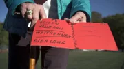 Alt und jung nehmen an der Sportveranstaltung teil.