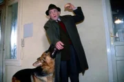 Kriminalassistent Ernst Stockinger (Karl Markovics), der vor Rex großen Respekt hat, wird von diesem bei einem Besuch in Mosers Wohnung freudig begrüßt.