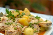 In Santiago de Compostela kauft María José die Zutaten für ihre Fischsuppe: Zwiebeln, Paprika, getrocknete Tomaten, Kartoffeln, Seeteufel und Rochen.